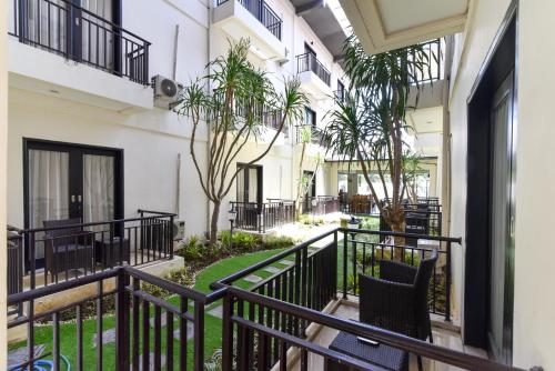 Μπαλκόνι ή βεράντα στο RedDoorz Plus near Mall Bali Galeria 2
