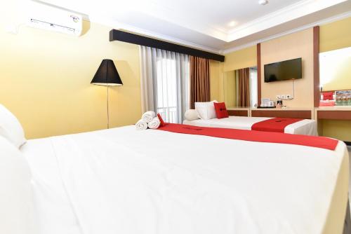 Ένα ή περισσότερα κρεβάτια σε δωμάτιο στο RedDoorz Plus near Mall Bali Galeria 2