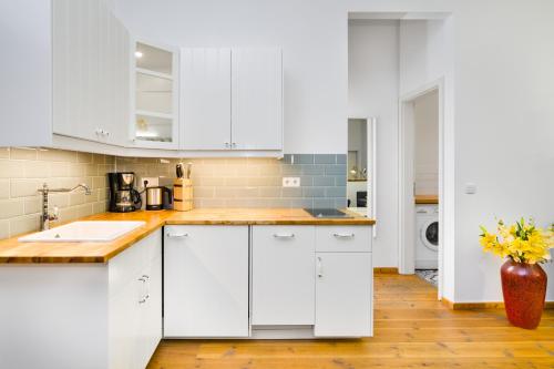 Foto The Melchior, Luxury Industry Loft in Mitte, group & family friendly, 2 bath rooms, big dining table, ideal for 4 - 6 Guests 5