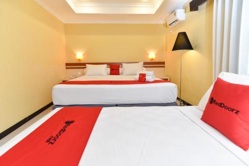 Ένα ή περισσότερα κρεβάτια σε δωμάτιο στο RedDoorz Plus near Mall Bali Galeria 2