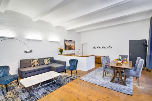 Χώρος καθιστικού στο The Melchior, Luxury Industry Loft in Mitte, group & family friendly, 2 bath rooms, big dining table, ideal for 4 - 6 Guests