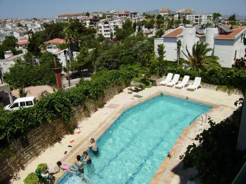 una vista aérea de una piscina en un edificio en Datca Hotel Antik Apart, en Datça