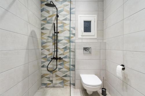 łazienka z prysznicem i toaletą w obiekcie Nordic Design 5star Apartment w Salonikach