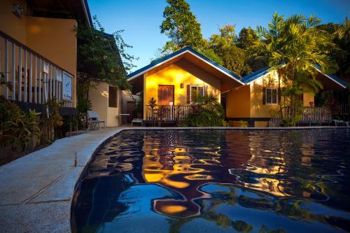 Πισίνα στο ή κοντά στο Blue Lagoon Inn & Suites