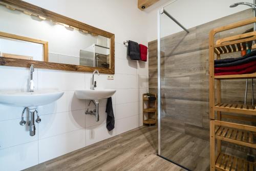 a bathroom with two sinks and a shower at Pistenblick in Sankt Margarethen im Lungau
