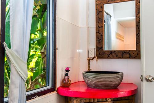 a bathroom with a bowl sink and a mirror at Zama Resort Koh Phangan in Haad Chao Phao