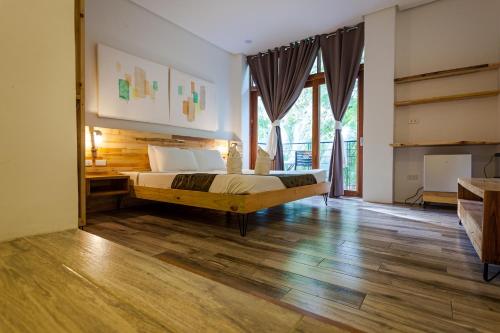 Ένα ή περισσότερα κρεβάτια σε δωμάτιο στο Blue Lagoon Inn & Suites