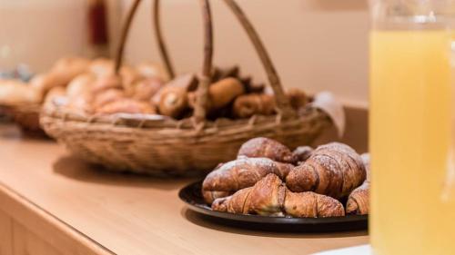 een tafel met een bord eten en mandjes met noten bij Villa Cornaro Tourist Suites in Santo Stefano di Zimella
