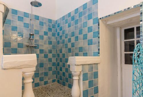 ein blau gefliestes Bad mit WC und Waschbecken in der Unterkunft Gîte le Cocoon d'Isatis 1 in Montgiscard