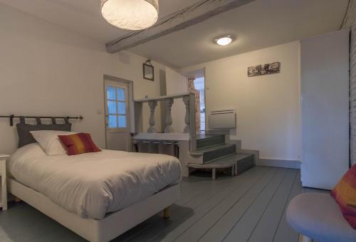ein Schlafzimmer mit einem Bett und einer Treppe darin in der Unterkunft Gîte le Cocoon d'Isatis 1 in Montgiscard