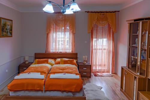 Säng eller sängar i ett rum på Hürkecz Apartmanház
