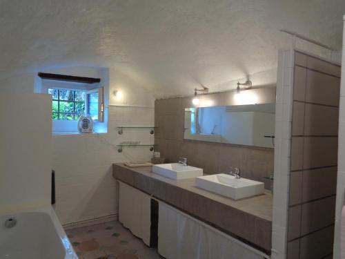 Koupelna v ubytování Le Montadou Saint Montan