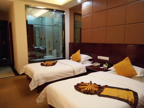 Cama o camas de una habitación en Dunhuang Tianrun International Hotel