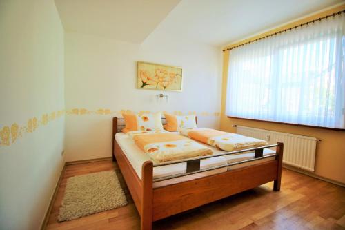 Un dormitorio con una cama y una ventana grande en Gästehaus Kön, en Zeltingen-Rachtig