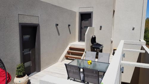 a balcony with a table and chairs on a building at צימר גראפה בערבה - Grappa in Yahel