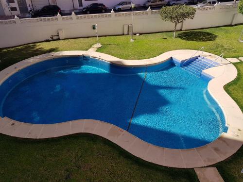 uitzicht over een groot blauw zwembad bij Apartamento Aguadulce Moreno in Roquetas de Mar