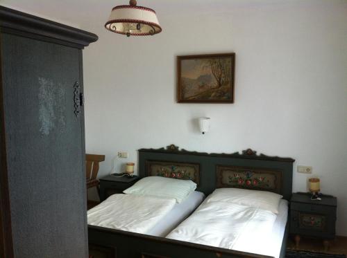 ein Schlafzimmer mit 2 Betten und einem Bild an der Wand in der Unterkunft Gasthof Pension Steinberger in Sankt Georgen im Attergau