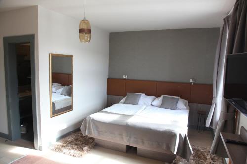 Una cama o camas en una habitación de Portré Panzió