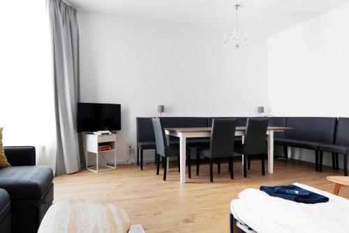GREIF by ROCKCHAIR Apartments l SUPERHOST Status l 2 Bedrooms Boxspringbeds in City Center - Cozy Family & Business Flair welcomes you! photo 6