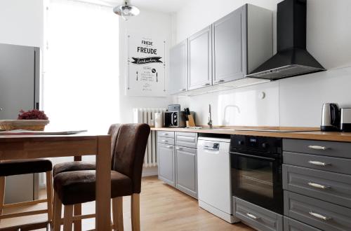 GREIF by ROCKCHAIR Apartments l SUPERHOST Status l 2 Bedrooms Boxspringbeds in City Center - Cozy Family & Business Flair welcomes you! photo 5