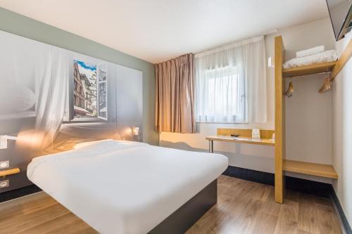 מיטה או מיטות בחדר ב-B&B HOTEL Tours Parc Expo St-Avertin
