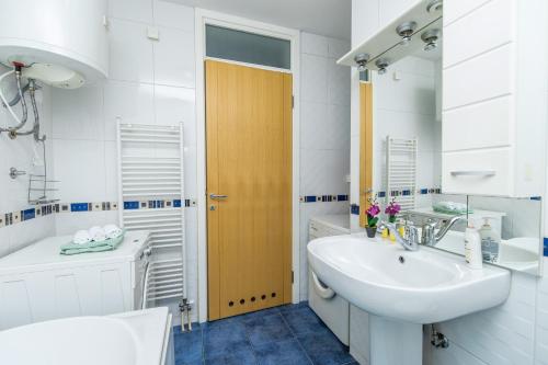 Ванная комната в Modern 2BDR apartment in the center- FREE PARKING