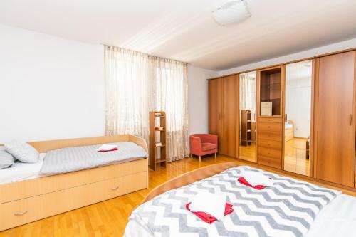 Кровать или кровати в номере Modern 2BDR apartment in the center- FREE PARKING