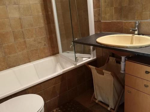 une salle de bain avec un lavabo, une baignoire et des toilettes dans l'établissement Casa acogedora en Santa Leocadia, à Sainte-Léocadie