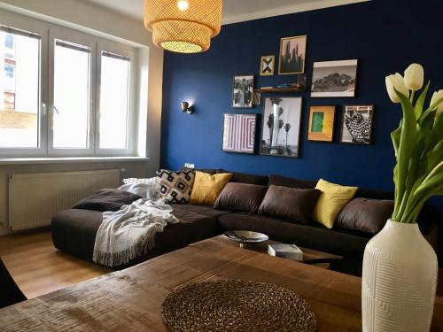 uma sala de estar com um sofá e uma mesa em Blu Apartment in Old Town em Bratislava