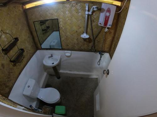 Ett badrum på Mount Avangan Eco Adventure Park