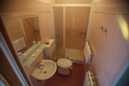 W łazience znajduje się toaleta, umywalka i prysznic. w obiekcie Villa Lanca w Fažanie