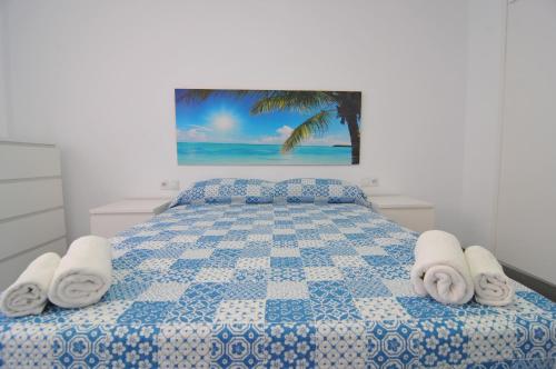 um quarto com uma cama com toalhas em HomeHolidaysRentals Solmar em Santa Susanna