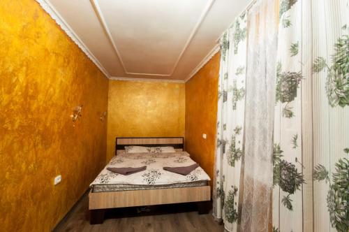 ウージュホロドにあるProspekt Svobody 40 (City center)の黄色の壁の小さなベッドルーム(ベッド付)