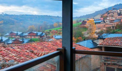 - une vue depuis la fenêtre d'une ville avec des toits dans l'établissement Fantástica casa adosada en Prullans, à Prullans