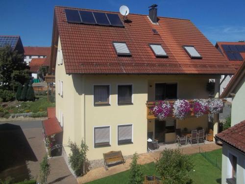 een huis met een dak met zonnepanelen erop bij Gaestezimmer Klein in Heiligenstadt