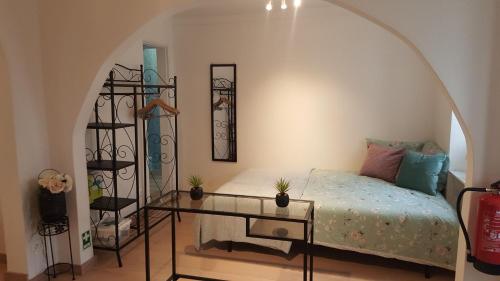 um quarto com uma cama e uma mesa de vidro em Casa S. Tiago em Setúbal