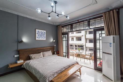 Hi Grey Hostel Xingping tesisinde bir odada yatak veya yataklar