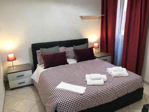 - une chambre avec un lit et 2 oreillers dans l'établissement Harmony Apartment Coliseum, à Rome