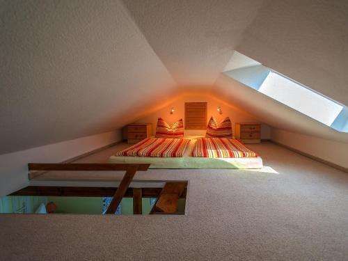 Zimmer im Dachgeschoss mit 2 Betten und einem Dachfenster in der Unterkunft Ferienanlage Traumhaft in Wernigerode