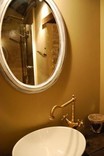 une salle de bain avec un lavabo et un miroir dans l'établissement Casa de pueblo con patio en Dorres, à Dorres