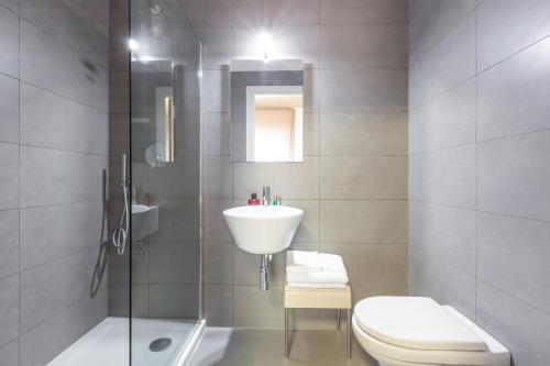 y baño con lavabo, aseo y ducha. en Ibis Styles Brindisi, en Brindisi