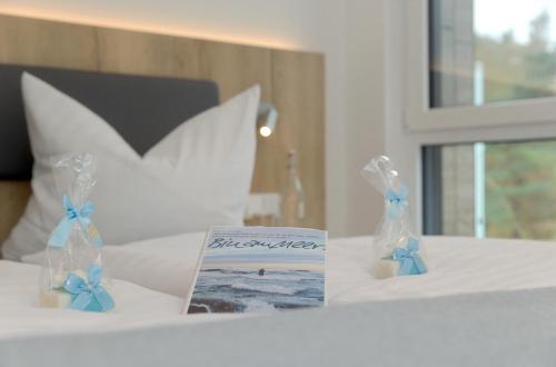 a table with a picture of the ocean in plastic bags at Düne 74 in Ostseebad Karlshagen