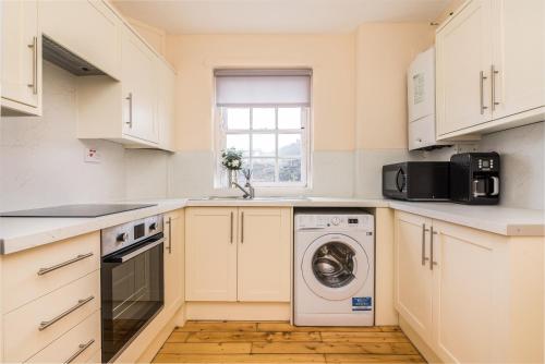 Kitchen o kitchenette sa Sunny & spacious Royal Mile apt dating from 1677