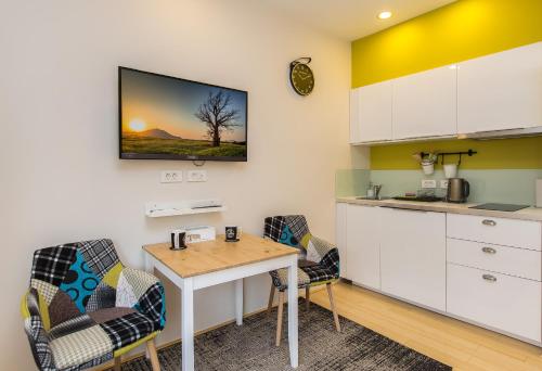 kuchnia ze stołem i krzesłami w pokoju w obiekcie MirÓ Studio Apartments Zagreb w Zagrzebiu
