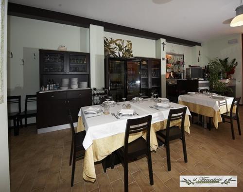 a dining room with a white table and chairs at Il Frantoio in Lapedona