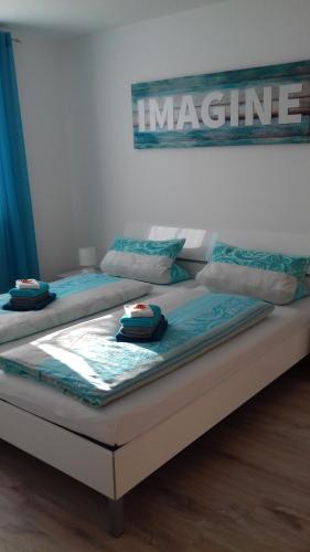 dos camas sentadas una al lado de la otra en una habitación en ViewMaLa - moderne Ferienwohnung mit Panorama en Bad Kreuznach