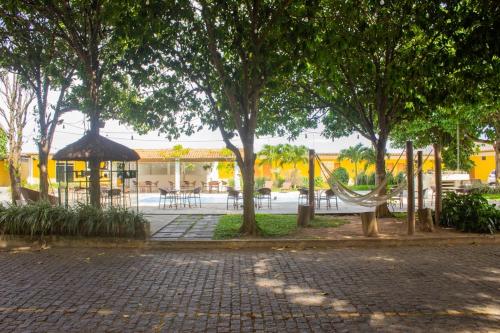 Un jardín fuera de Hotel Parque do Sol