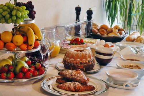 a table topped with lots of different types of food at Agriturismo Le Vai in Bardolino