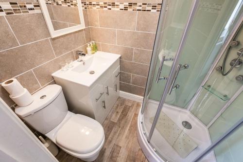 y baño con aseo, lavabo y ducha. en The Hotel Balmoral - Adults Only en Torquay