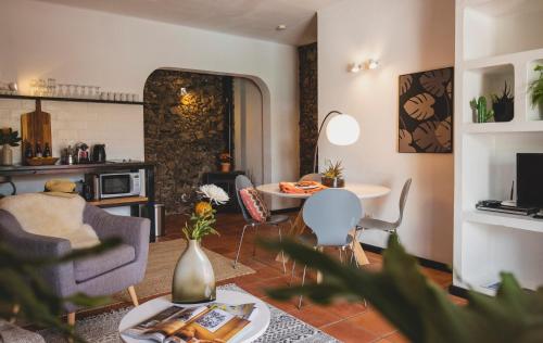 - un salon avec une table et des chaises dans l'établissement Finca Malvasia Vineyard, à Tías